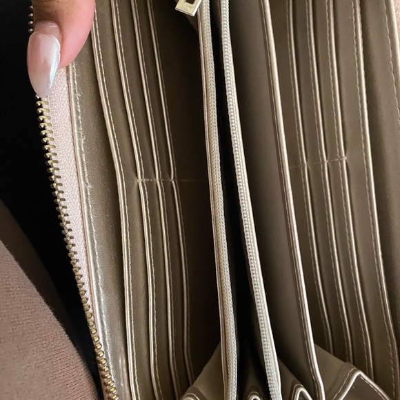 Guess Wristlet/ Wallet - Picture 3 of 4